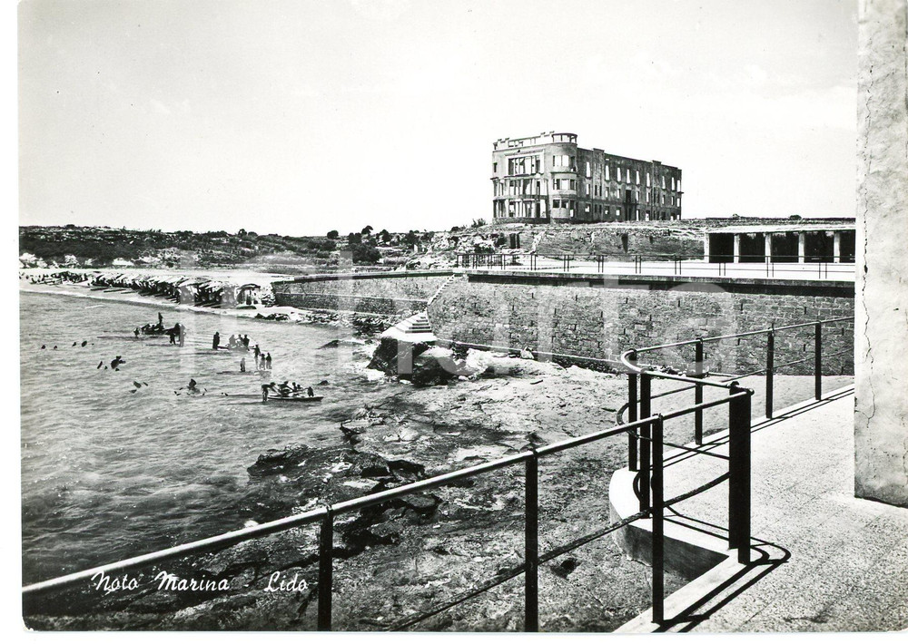 Cartolina originale da collezione 1961 MARINA DI NOTO SR Bagnanti al Lido  Cartolina ANIMATA FG VG 1
