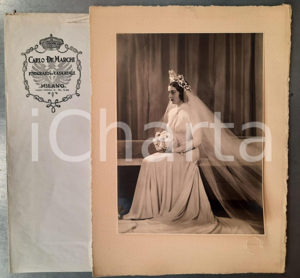 1930 ca MILANO Ritratto di donna in abito da sposa *Foto Carlo DE MARCHI 25x35  Fotografia originale d'epoca, montata su cartoncino morbido e con velina protettiva.FOTOGRAFO: Carlo De Marchi - Milano   GOOD/buono ma strappo alla velina protettiva Formato: 25x35 cm originale e autentica 1