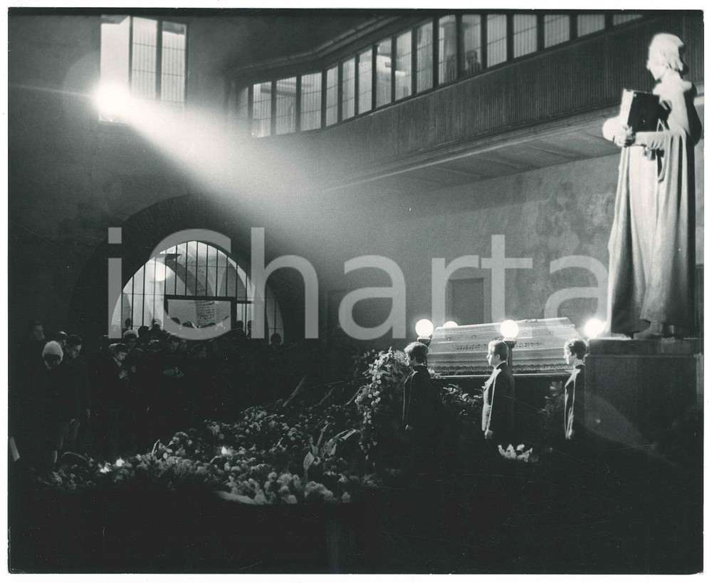 Fotografia d epoca originale 1969 PRAGA  Università Carolinum  Funerali Jan PALACH 1 Foto RARA 25x20 cm 1