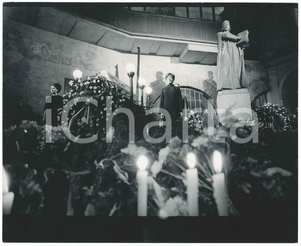 Fotografia d epoca originale 1969 PRAGA  UniversitÃ  Carolinum  Funerali Jan PALACH 2 Foto RARA 25x20 cm 1