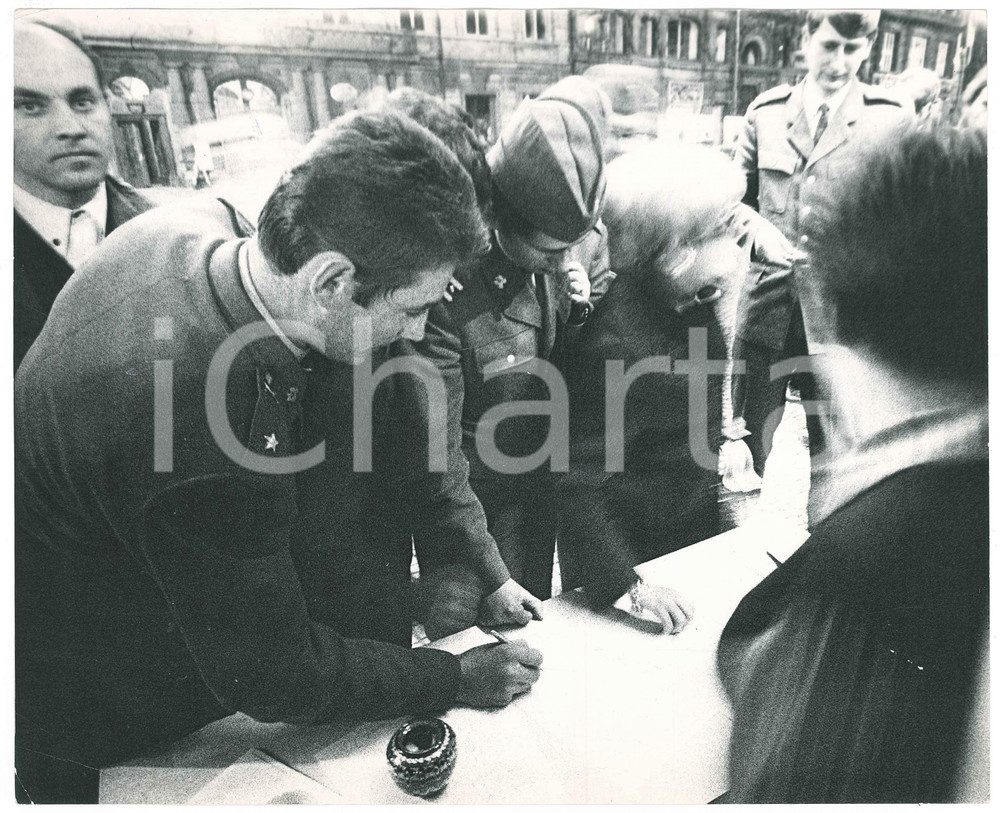 Fotografia d epoca originale 1968 PRIMAVERA DI PRAGA Militari a un tavolo  Fotografia 25x20 cm 1