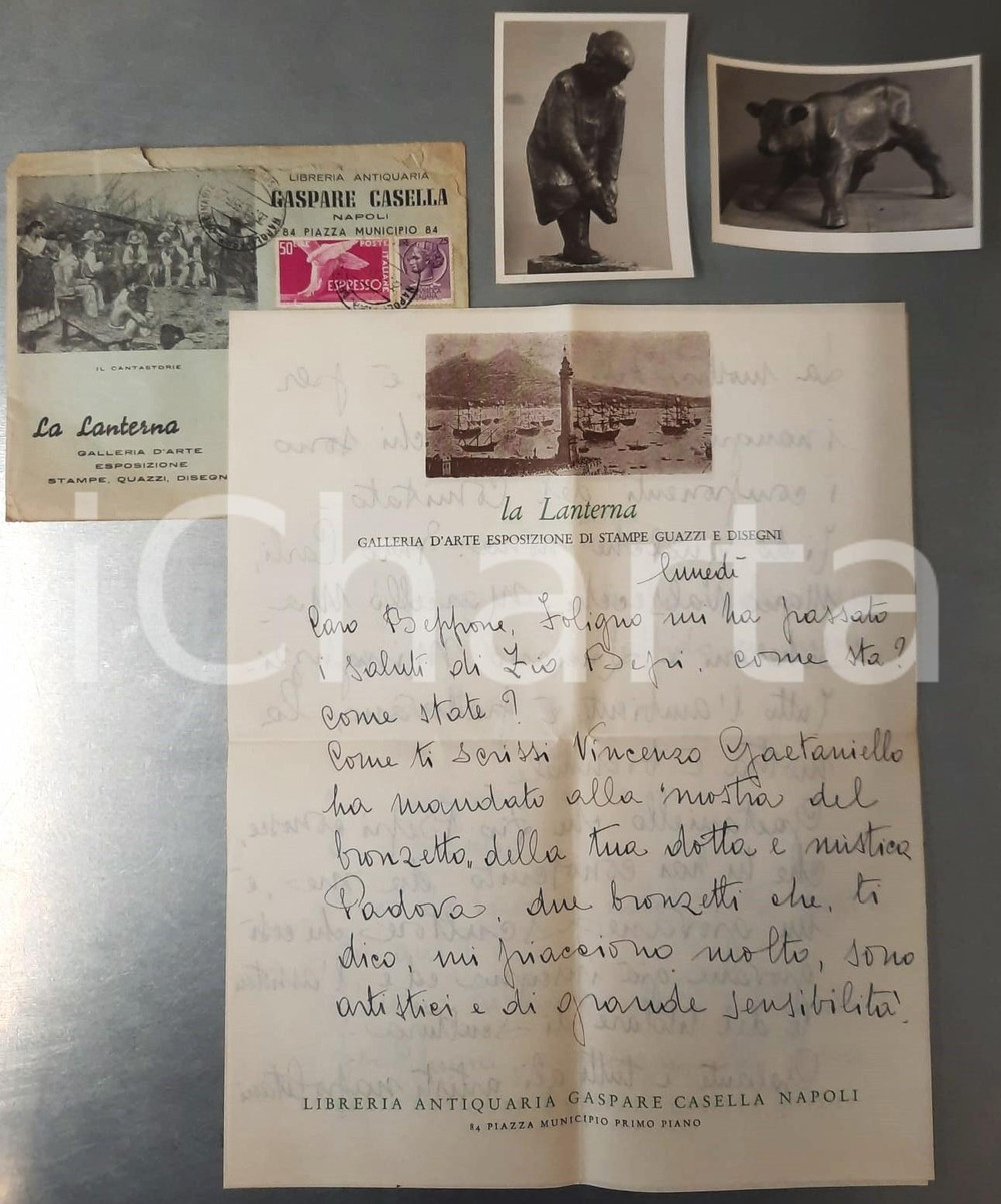 1957 NAPOLI Gaspare CASELLA sulla "Mostra del bronzetto" a Padova - Autografo Lettera interamente autografa del celebre editore e libraio Gaspare Casella a un amico.Unite le due fotografie (6x10 cm) dei due bronzetti che Vincenzo Gaetaniello aveva inviato alla "Mostra del bronzetto" di Padova.Su carta intestata illustrata "La Lanterna - Galleria d'arte"; busta illustrata e viaggiata.PAGINE: 2 (4 facciate scritte) FAIR/discreto piegature d'epoca  originale e autentica 1