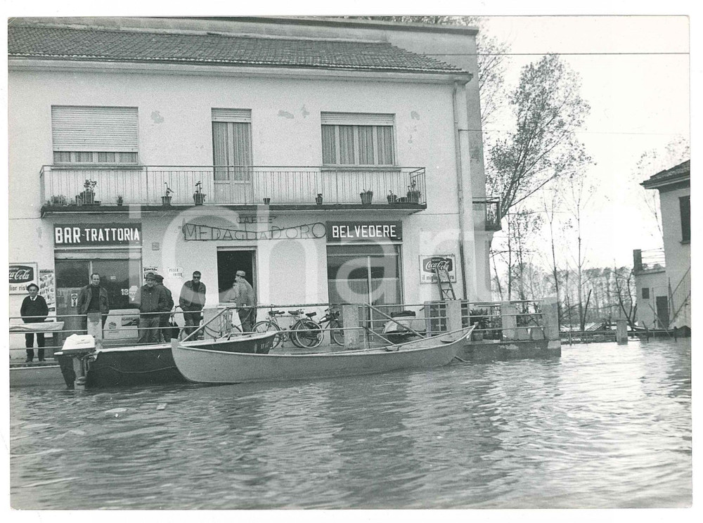 Fotografia d epoca originale 1968 ALLUVIONE PAVIA  Bar Trattoria BELVEDERE Foto 18x13 cm 2 1