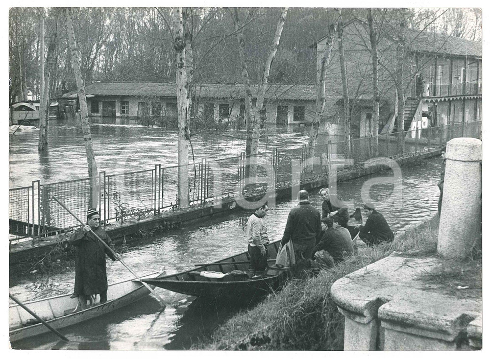 Fotografia d epoca originale 1968 ALLUVIONE PAVIA  Cittadini sulle barche Fotografia 18x13 cm 1