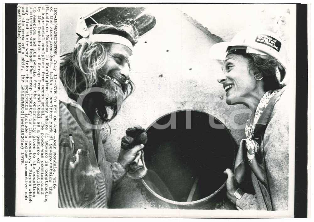 Fotografia d epoca originale 1978 WASHINGTON Hirshhorn Museum  Sculptor Mark DI SUVERO Joan MONDALE Telefoto 1