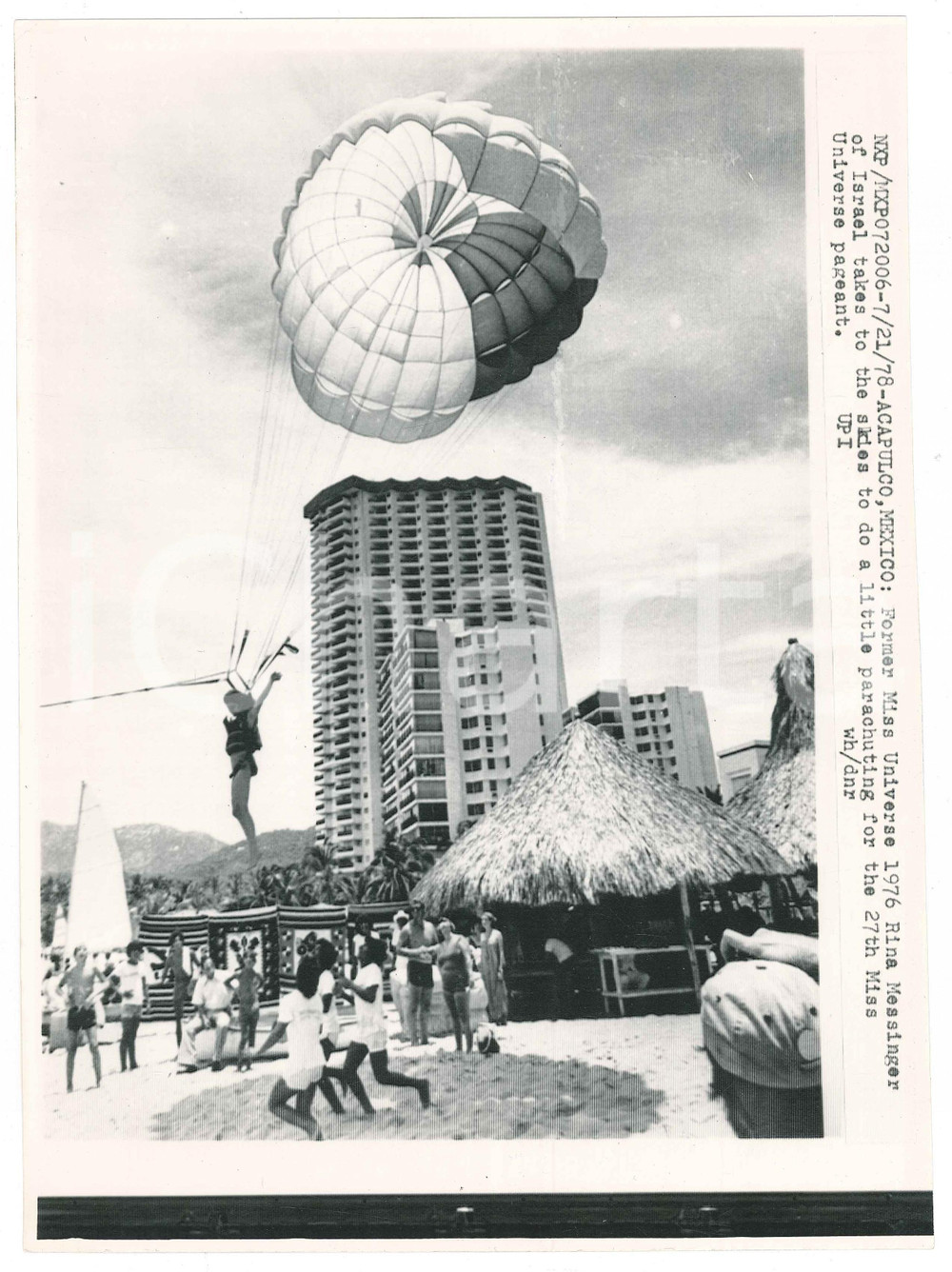 Fotografia d epoca originale 1978 ACAPULCO MEXICO Former Miss Universe Rina MESSINGER parachuting Telefoto 1
