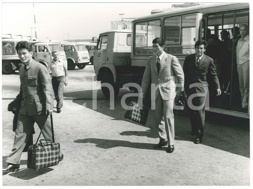 1970 ca MALPENSA Arrivo della delegazione cinese - Foto LIVERANI 24x18 cm