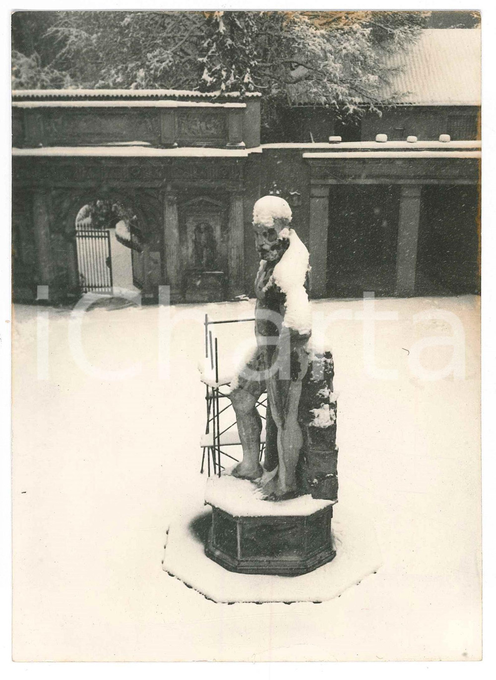 1975 PADOVA - PRATO DELLA VALLE - Statua innevata *Foto 13x18 cm Fotografia originale d'epoca.  POOR/danneggiato piegatura al lato inferiore; aloni marginali Formato: 13x18 cm originale e autentica 1
