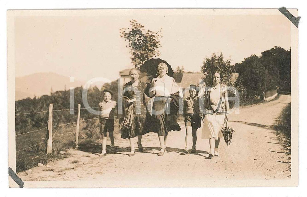 Fotografia d epoca originale 1930 GIGNESE  PARUSCIOLA  Donne con i figli sulla strada per LEVO Foto 1
