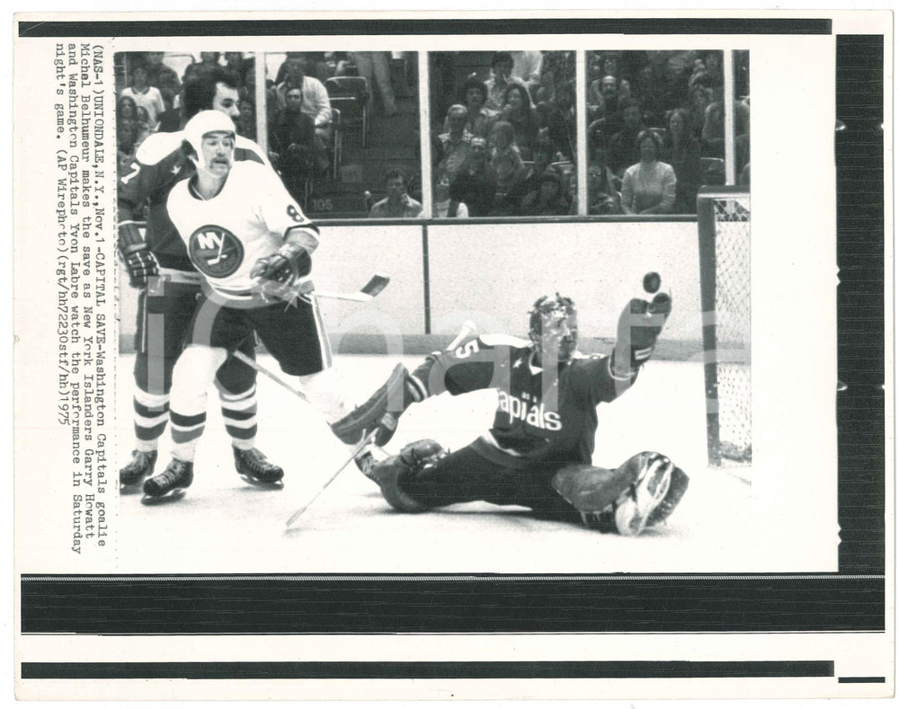Fotografia d epoca originale 1975 UNIONDALE  HOCKEY  Michel BELHUMEUR makes the save  Gary HOWATT Telefoto 1