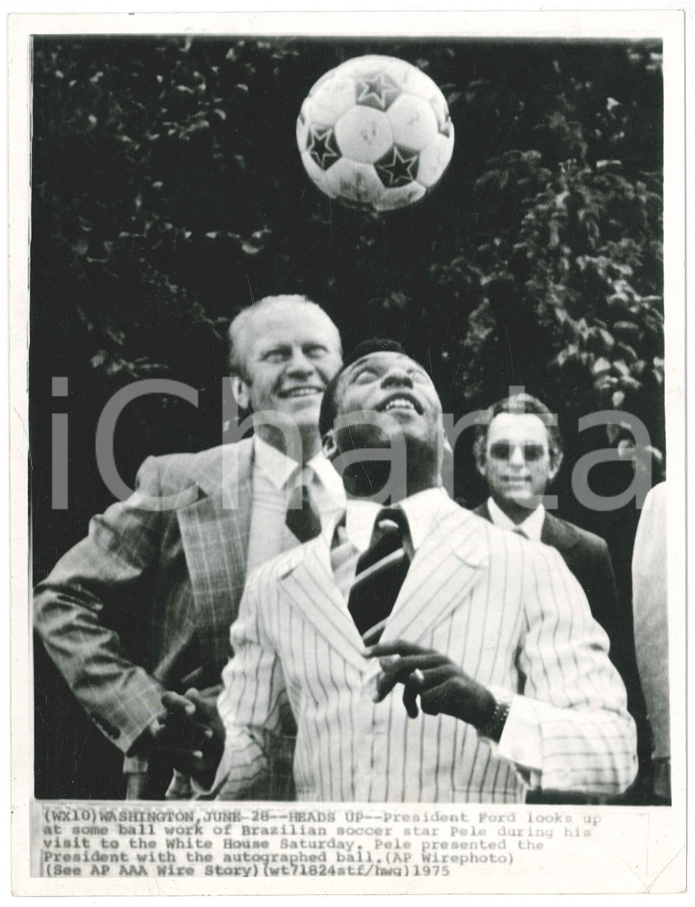 Fotografia d epoca originale 1975 WASHINGTON President Gerald FORD looks up at a ball work of PELE Telefoto 1