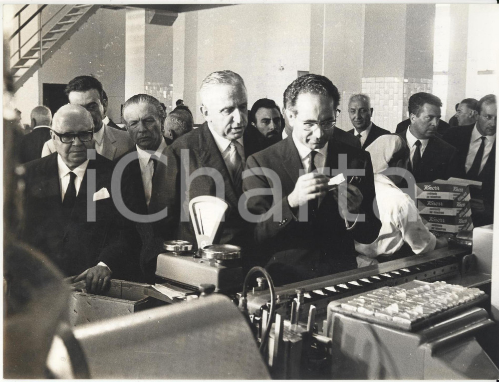 Fotografia d epoca originale 1966 SANGUINETTO VR Emilio COLOMBO in visita allo stabilimento KNORR Foto 1