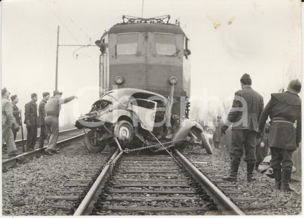 Fotografia d epoca originale 1955 Area di BOLOGNA Incidente ferroviario  Fiat 1100 E distrutta sui binari 1