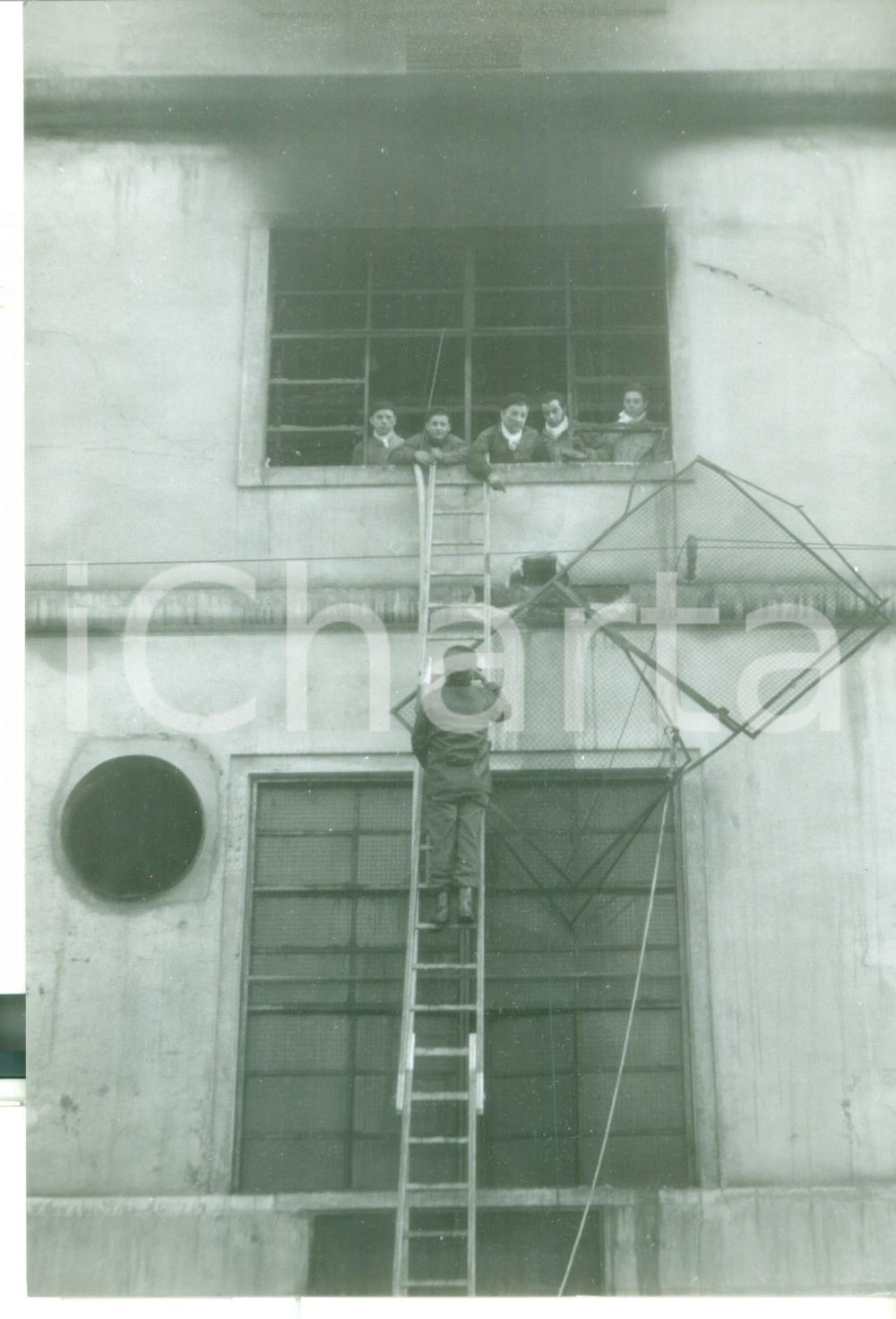 Fotografia d epoca originale 1961 TORINO Incendio industria CEAT  Soccorso operai intrappolati Foto 1