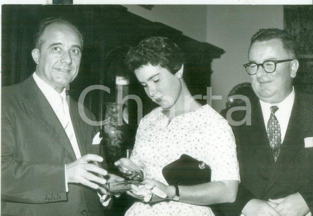 Fotografia d epoca originale 1959 ROMA Campidoglio   Urbano CIOCCETTI conferisce medaglia a Shirley O NEIL 1