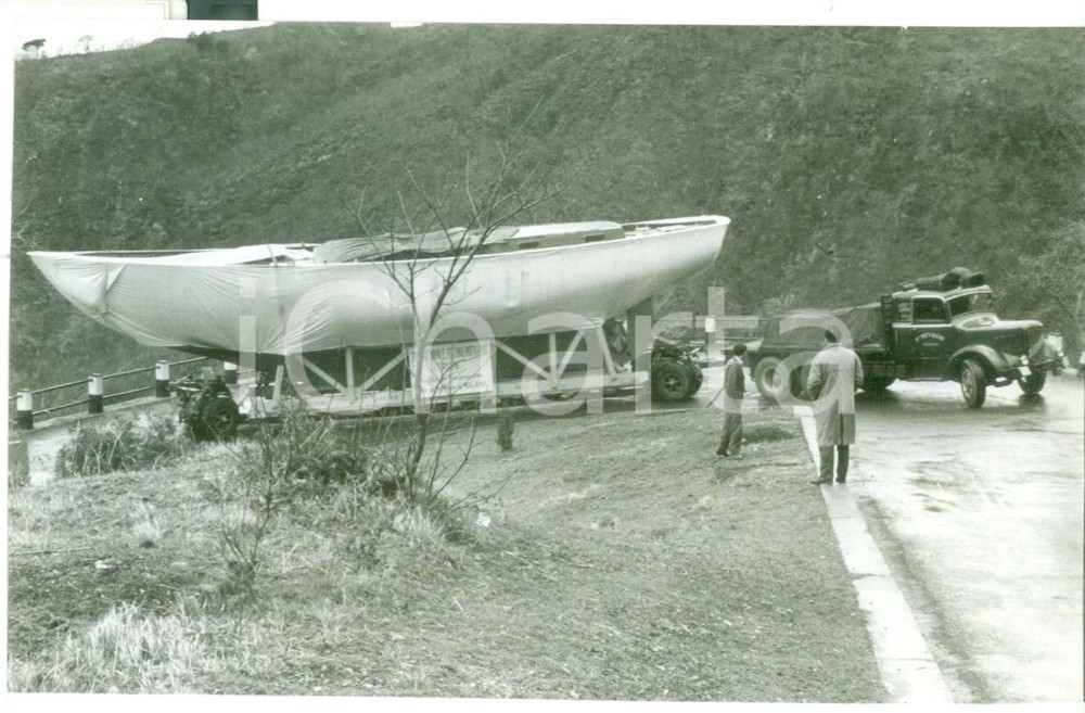 Fotografia d epoca originale 1959 PASSO DELLA CISA  Panfilo destinato all esposizione alla Fiera di Milano 1