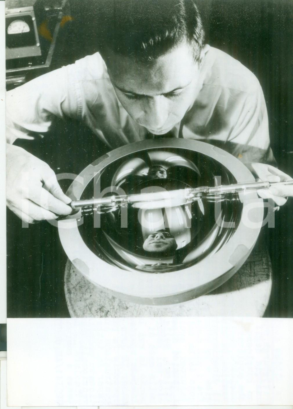 Fotografia d epoca originale 1968 PITTSBURGH  Irving LIEBERMAN con lampada sperimentale laser WESTINGHOUSE 1