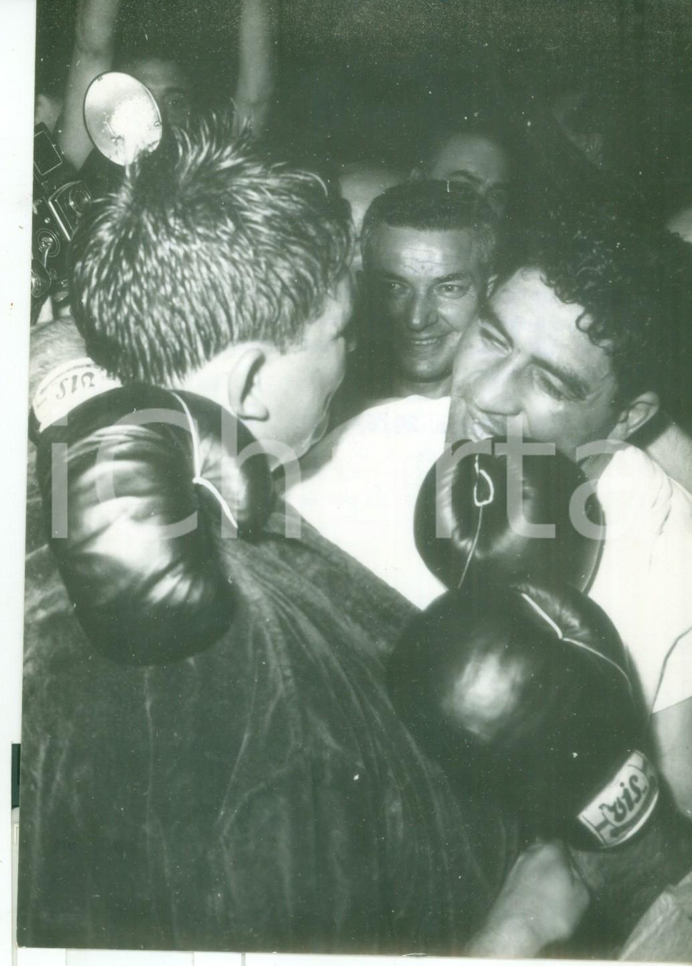 Fotografia d epoca originale 1962 BOLOGNA BOXE Abbraccio tra Franco CAVICCHI e Wendell NEWTON dopo il match 1
