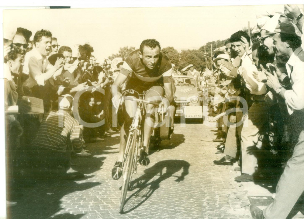 Fotografia d epoca originale 1960 ca CICLISMO GIRO D ITALIA  Ercole BALDINI acclamato dal pubblico  Foto 1