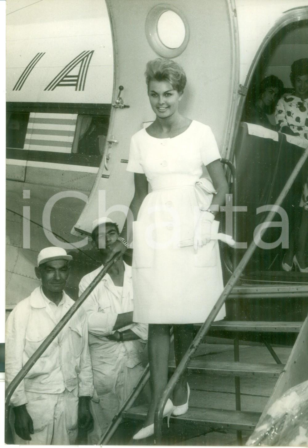Fotografia d epoca originale 1959 PALERMO MISS EUROPA  Arrivo in aeroporto di Miss FRANCIA Monique CHIRON 1