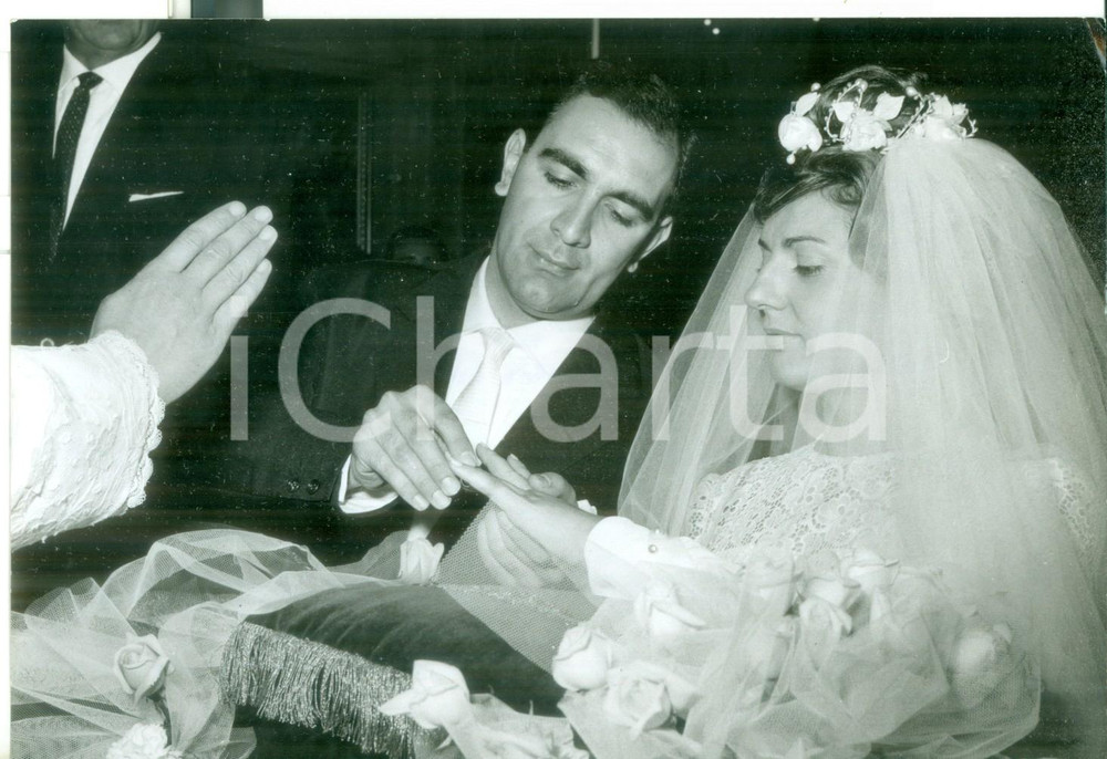 Fotografia d epoca originale 1960 TORINO Matrimonio Tonina TORRIELLI e Mario MASCHIO   Scambio delle fedi 1