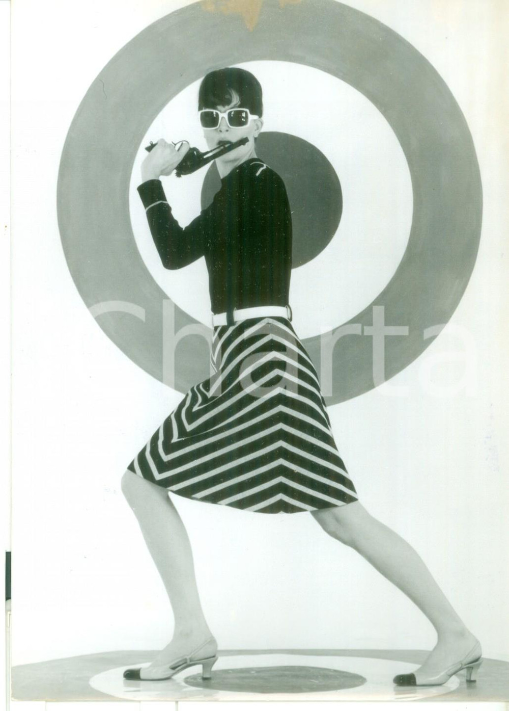 Fotografia d epoca originale 1966 MILANO MODA  Modella posa in completo geometrico OP ART  Foto 13x18 cm 1