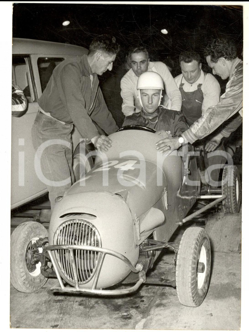 Fotografia d epoca originale 1959 PARIS Stirling MOSS roi des micromils au PALAIS DES SPORTS Photo 13x18 1