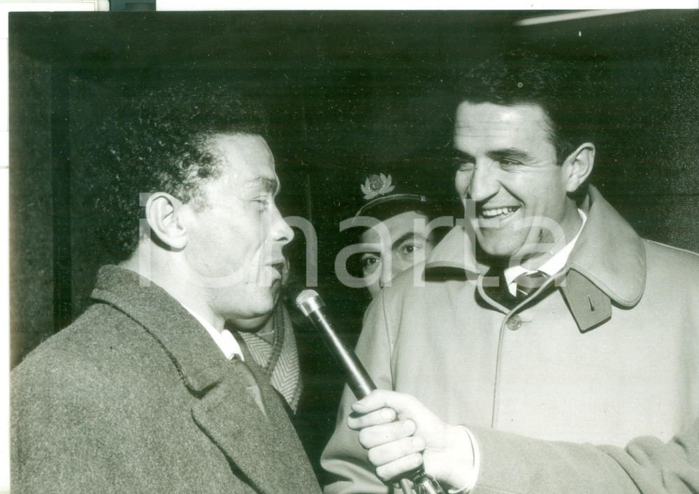 Fotografia d epoca originale 1957 MILANO Ritorno dei calciatori Miguel MONTUORI e Rino FERRARIO da Belfast 1