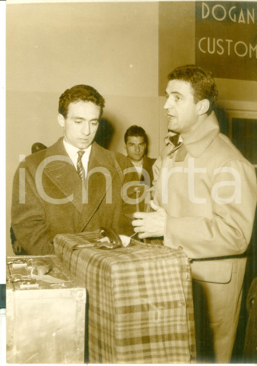 Fotografia d epoca originale 1958 MILANO CALCIO  Rientro della NAZIONALE  Giuseppe CORRADI Rino FERRARIO 1