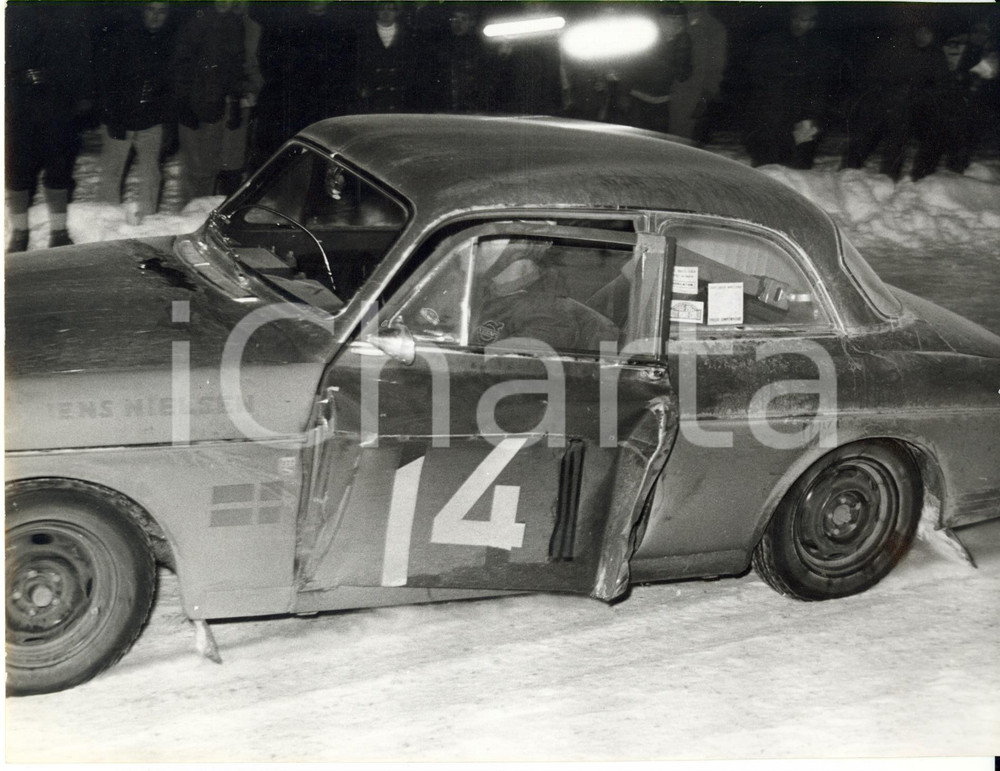 Fotografia d epoca originale 1966 35Â° RALLY MONTECARLO La vettura danneggiata di Jens NIELSEN Foto 24x18 1