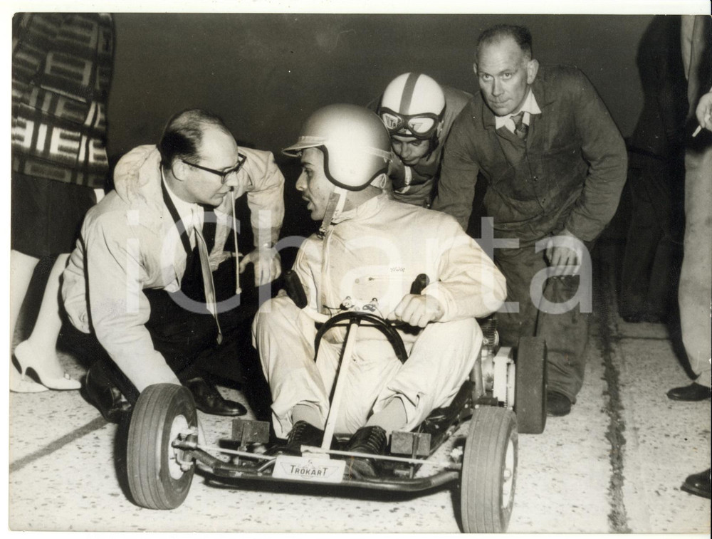 Fotografia d epoca originale 1960 BIGGIN HILL Go Kart race  King Hussein of JORDAN with David McMULLAN 1