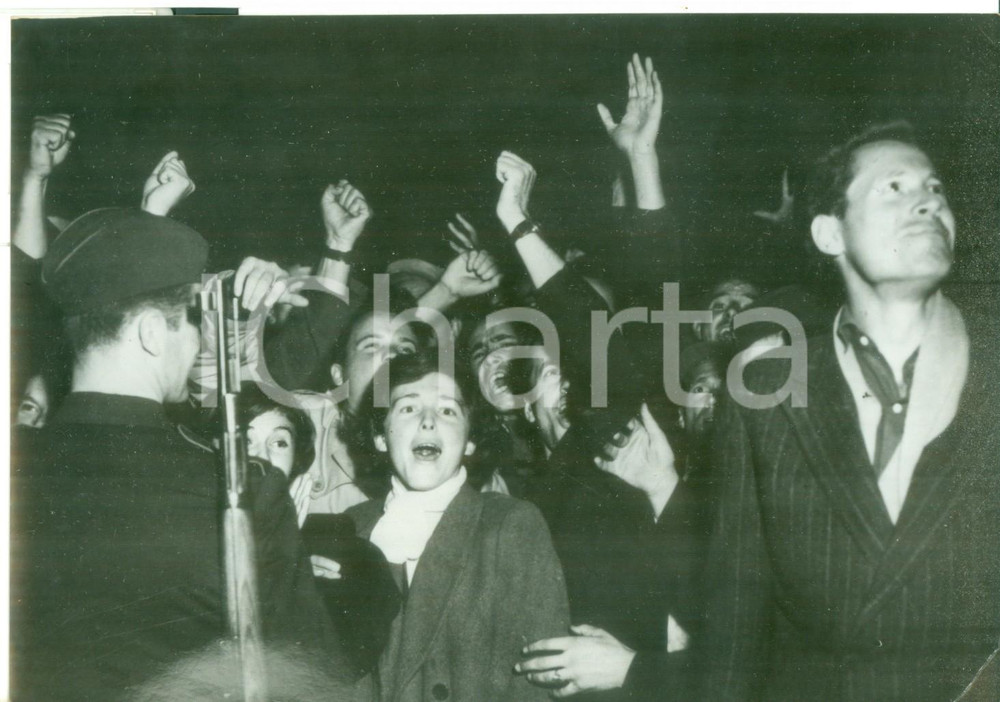 Fotografia d epoca originale 1960 ca BELGRADO Manifestazione davanti al consolato jugoslavo  Foto 18x13 cm 1