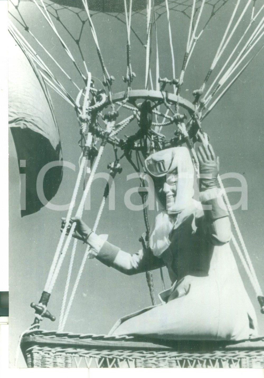 Fotografia d epoca originale 1970 ca CINEMA Glenda JACKSON posa in mongolfiera nel film Sarah Bernhardt 1