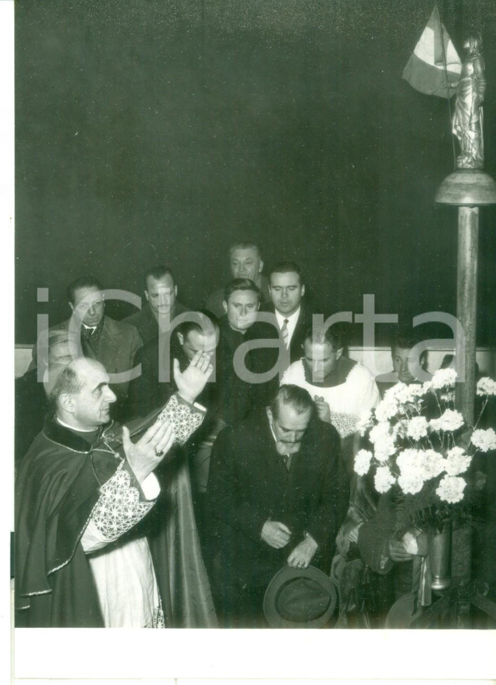 Fotografia d epoca originale 1955 MILANO Mons. Giovanni MONTINI benedice i fedeli alla vigilia del nuovo anno 1