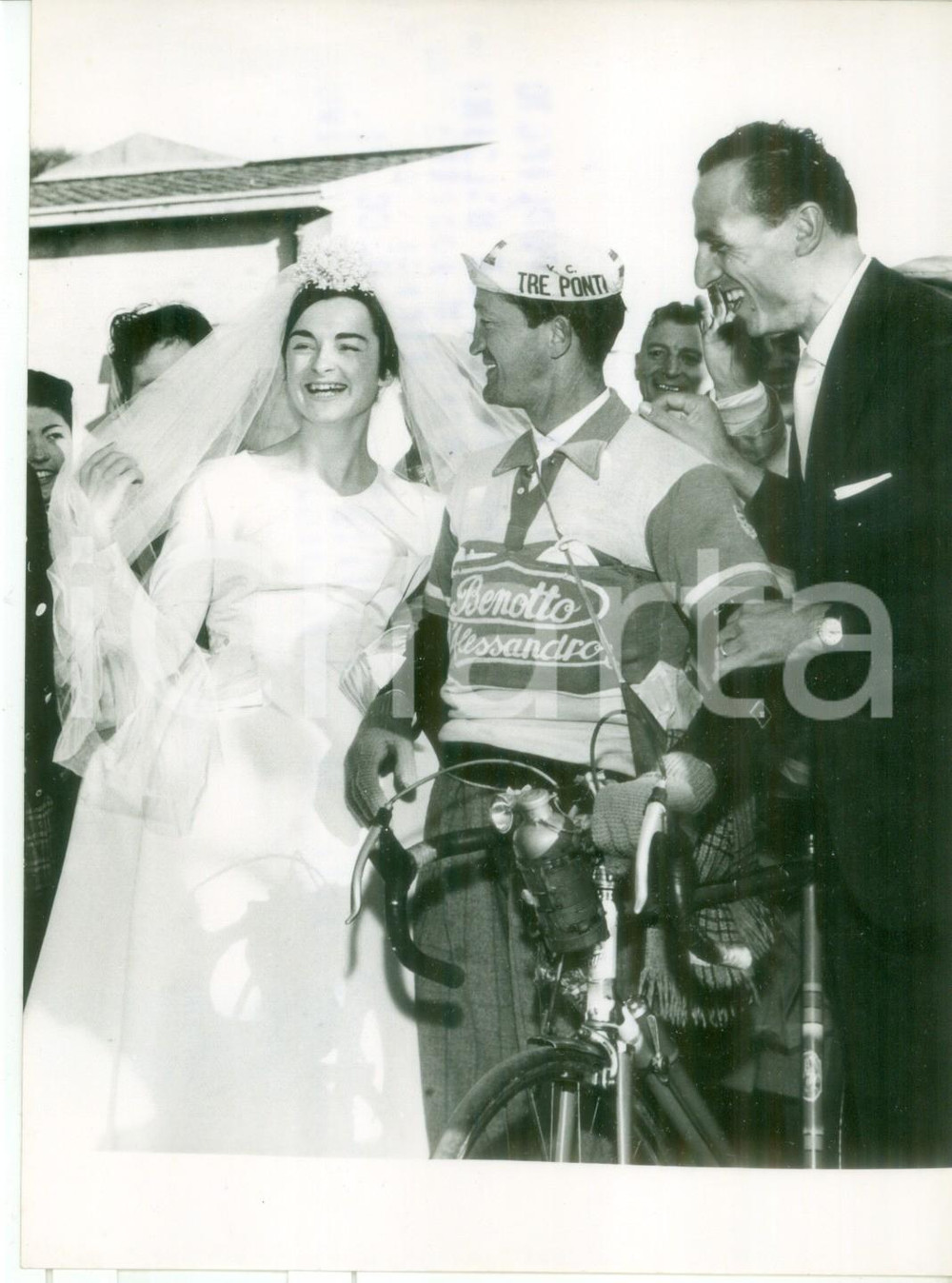 Fotografia d epoca originale 1959 GHISALLO Wanda BECCARI e Ercole BALDINI tra gli invitati al matrimonio 1