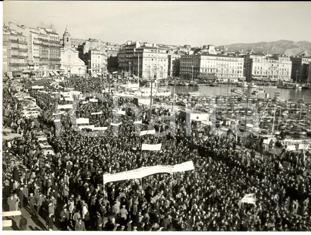 Fotografia d epoca originale 1963 MARSEILLE Vieux Port  Manifestation 5.000 mineurs  Photo 20x15 cm 1