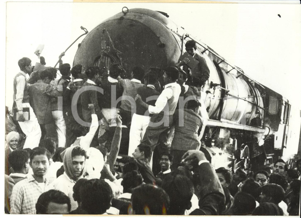 Fotografia d epoca originale 1959 SHAHDARA STATION Indian students halt a train against travelling facilities 1