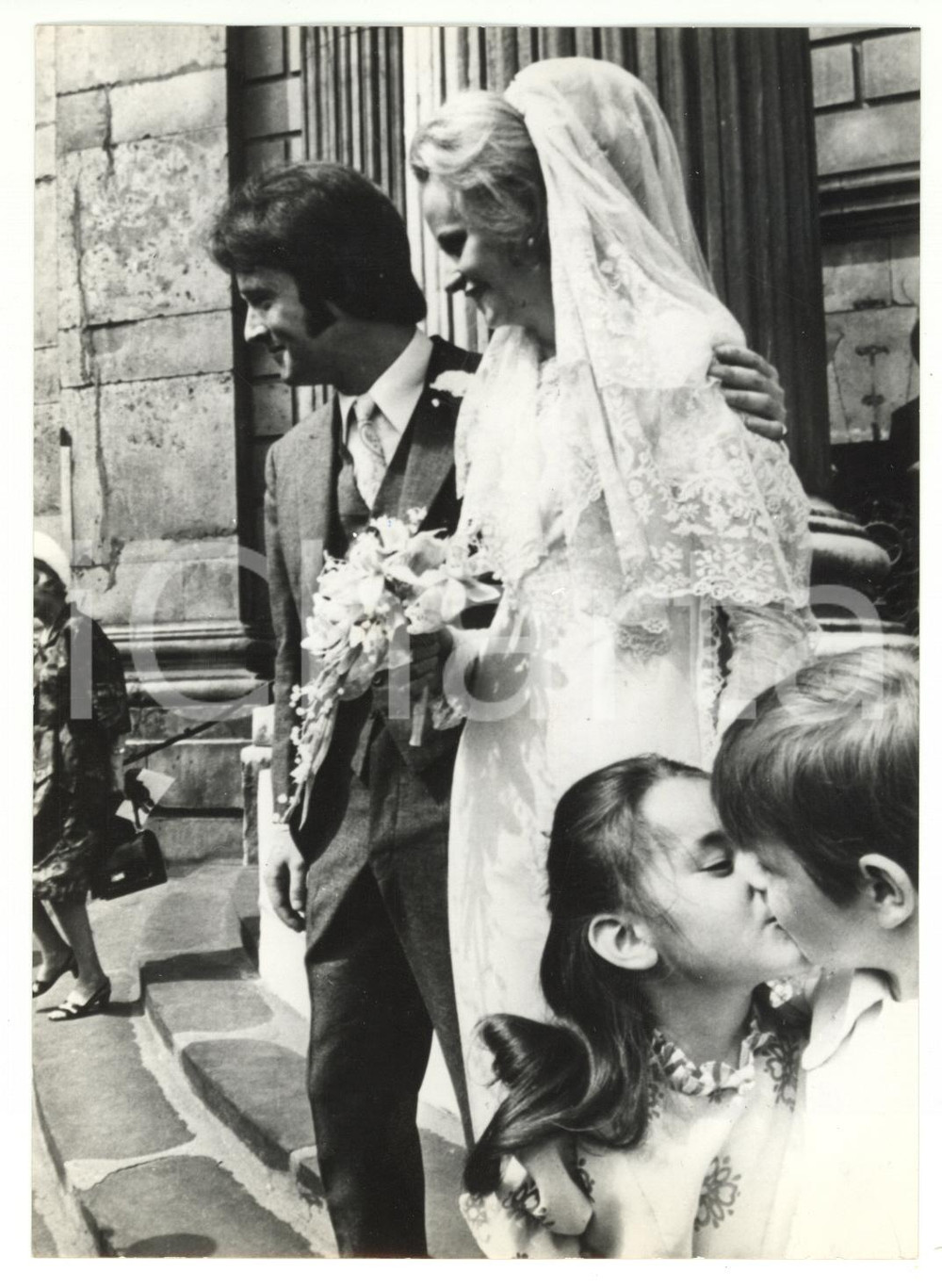 Fotografia d epoca originale 1971 LONDON Bacio dei paggetti durante un matrimonio tradizionale Foto 13x18 cm 1