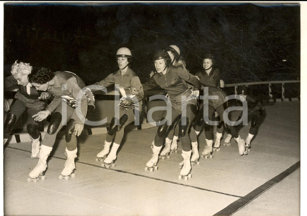 Fotografia d epoca originale 1958 PARIS Deux Ã©quipes fÃ©minines dans un match de ROLLERCATCH Photo 18x13 1