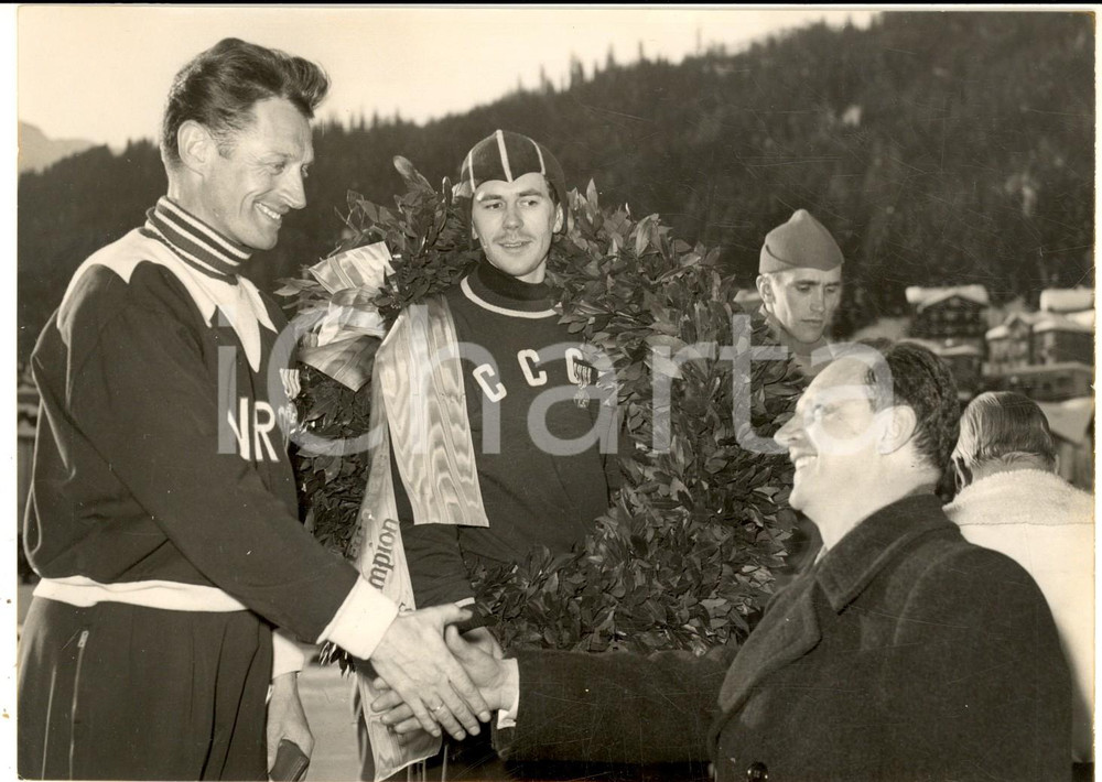 Fotografia d epoca originale 1954 DAVOS Pattinaggio  Boris SHILKOV e Hjalmar ANDERSEN durante la premiazione 1