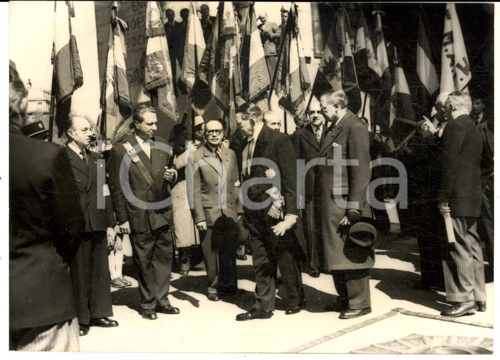 Fotografia d epoca originale 1955 PARIS Anniversaire de la Victoire  RenÃ© COTY avec les anciens commandants 1