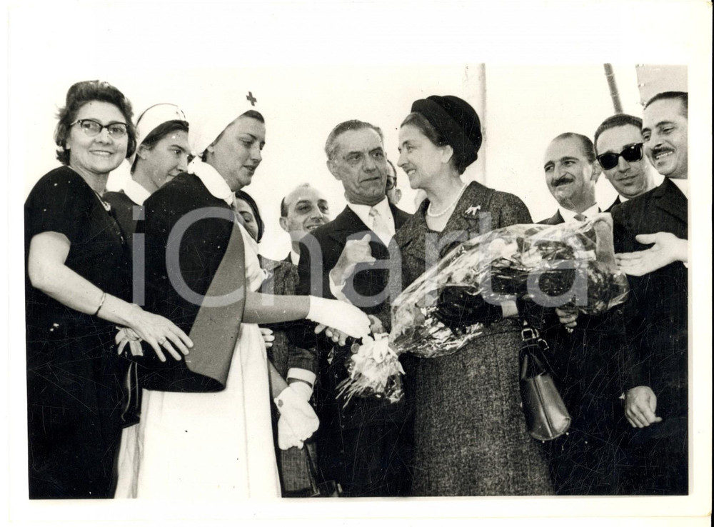 Fotografia d epoca originale 1961 BUENOS AIRES Carla BISSATINI GRONCHI riceve fiori dalla Croce Rossa Foto 1
