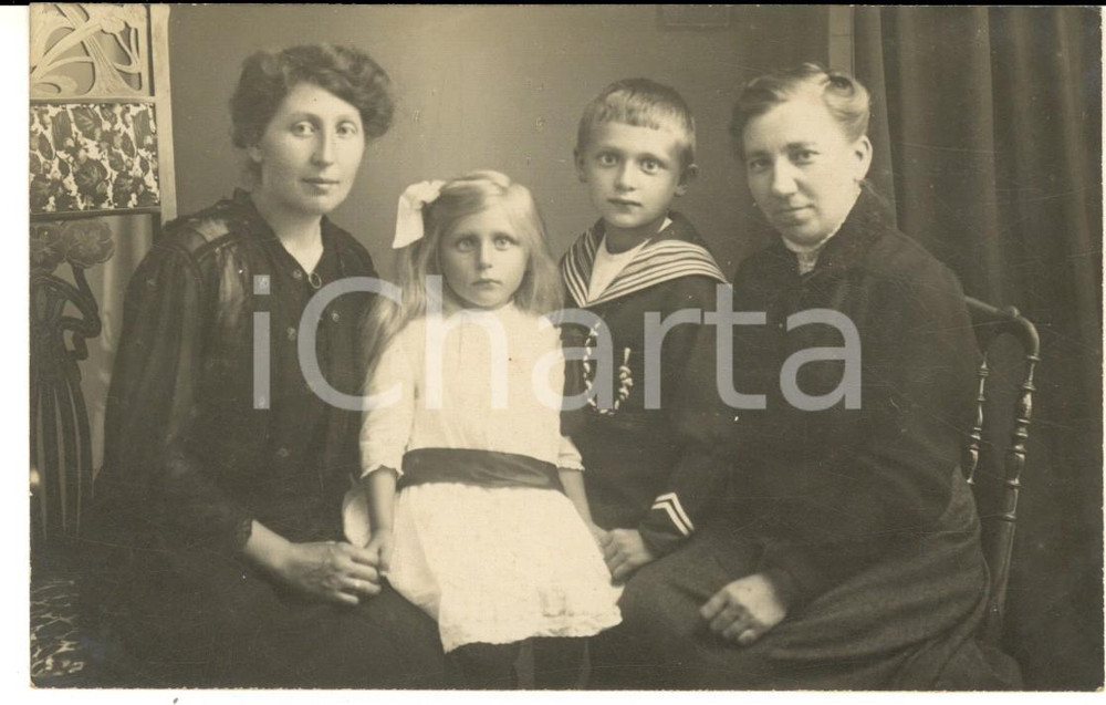 Fotografia d epoca originale 1920 ca NURNBERG Ritratto di famiglia con due bambini Foto cartolina KALLENBACH 1