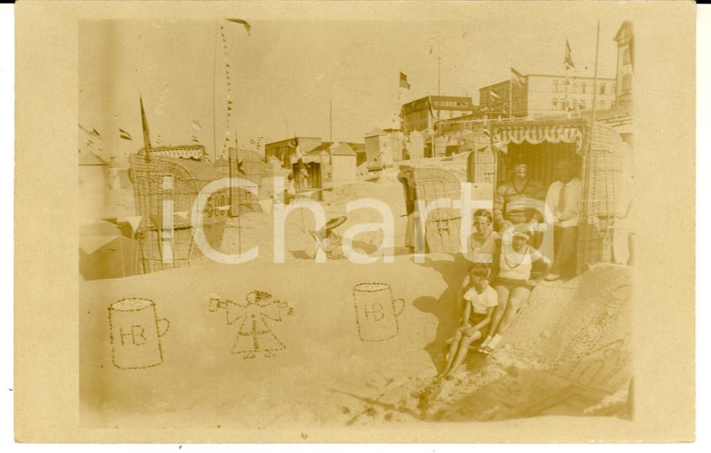Fotografia d epoca originale 1929 WANGEROOGE Famiglia in spiaggia con disegni nella sabbia  Foto CURIOSA 1