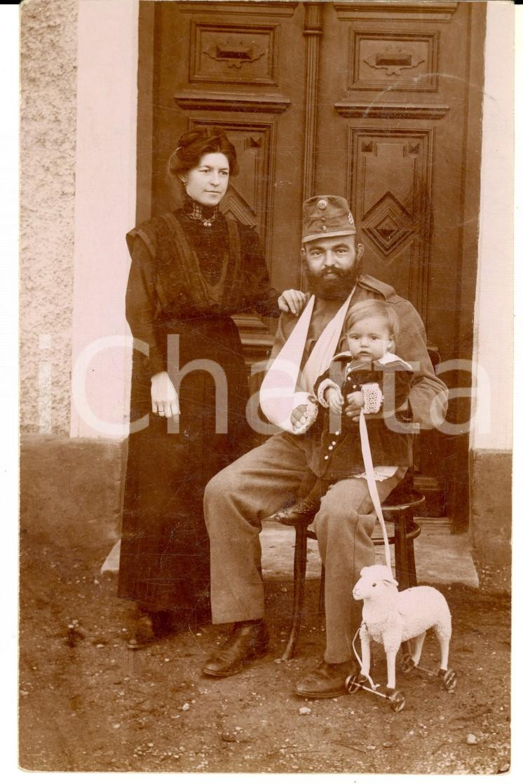 Fotografia d epoca originale 1915 ca STEYRERMUHL Josef PROBST ferito in guerra con la famiglia  Foto 1