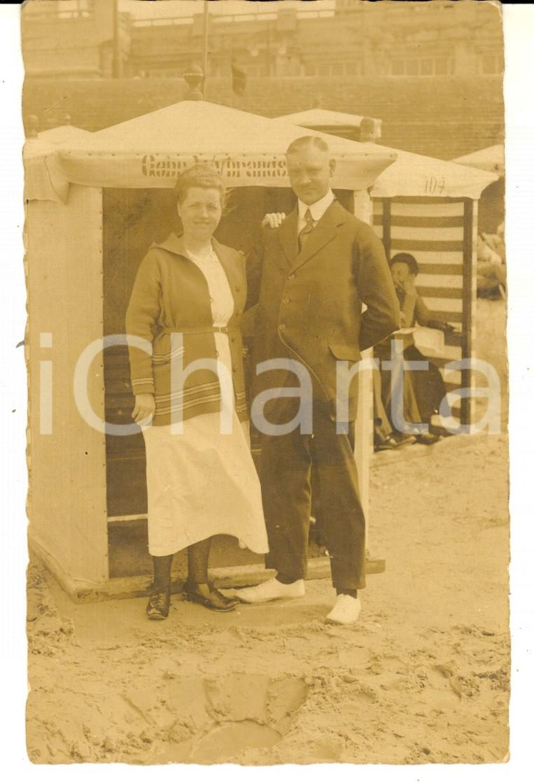 Fotografia d epoca originale 1921 ISOLE FRISONE BORKUM Ritratto di una coppia in spiaggia  Foto VINTAGE 1
