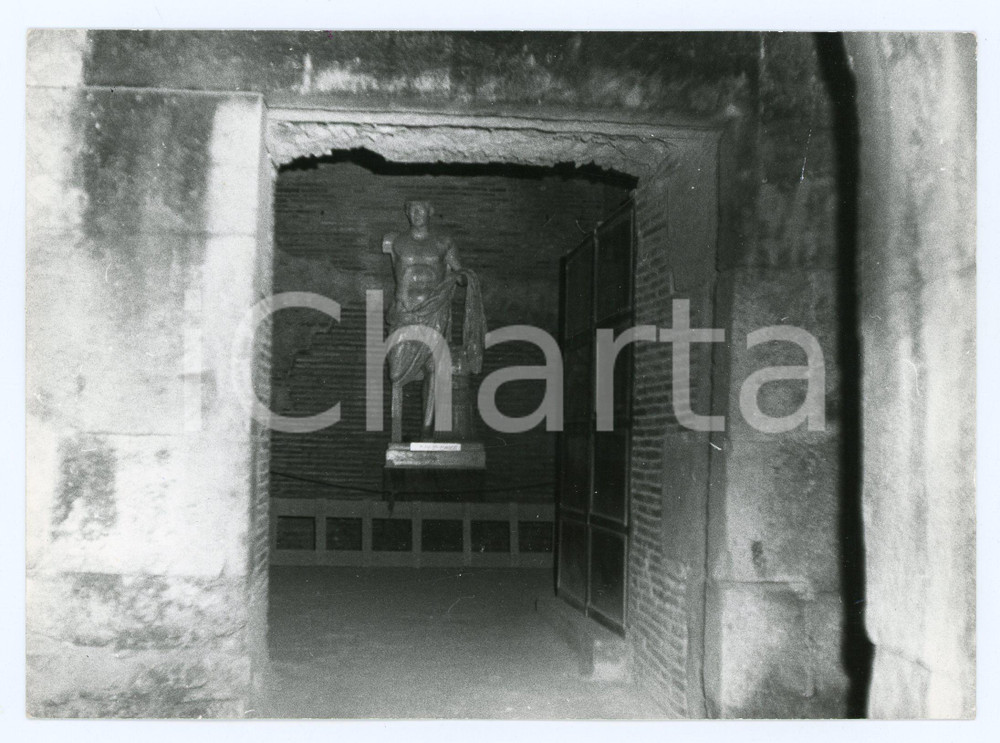 Fotografia d epoca originale 1979 GAETA Mausoleo di Lucio Munazio Planco  Cella con statua  Foto 17x13 cm 1