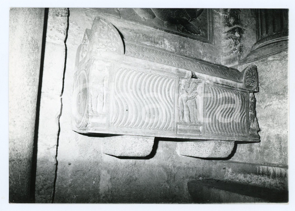 1979 DUOMO DI GAETA Sarcofago nel basamento del campanile - Foto 17x13 cm Fotografia d'epoca con didascalia al verso.  FAIR/discreto Lievi smussature agli angoli Formato: 17x13 cm originale e autentica 1