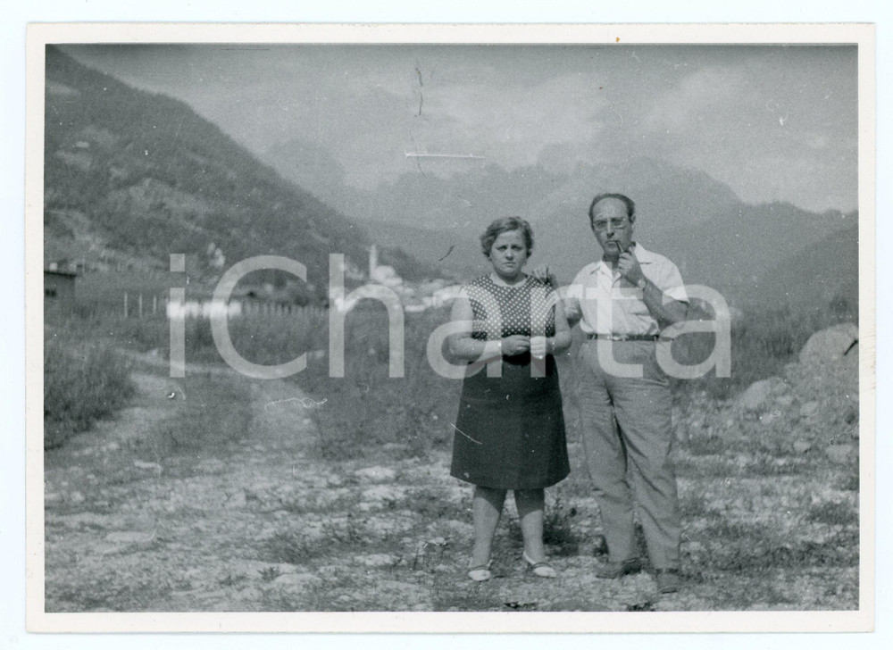 1971 FIERA DI PRIMIERO Marito e moglie in posa - Foto 17x13 cm Fotografia d'epoca con didascalia al verso.  FAIR/discreto Lievi smussature agli angoli, difetti di stampa Formato: 17x13 cm originale e autentica 1