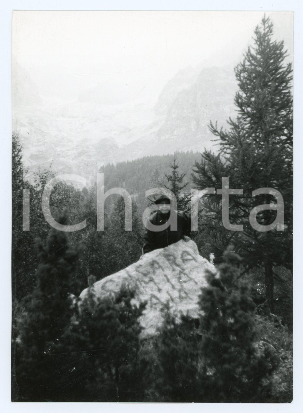 Fotografia d epoca originale 1976 VAL FERRET AO Turista in posa con pietra scritta  Foto 13x17 cm 1